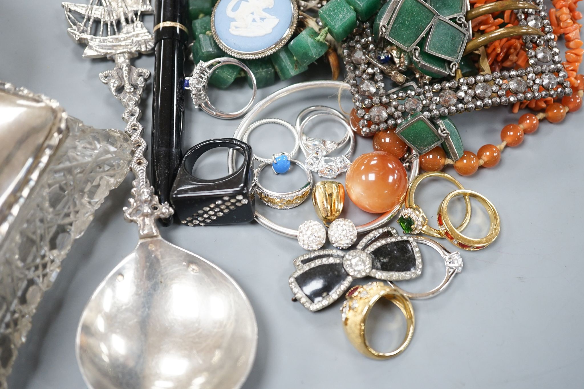 A silver and enamel mounted glass scent bottle(a.f.), three silver mounted glass toilet jars and aassorted jewellery including silver.